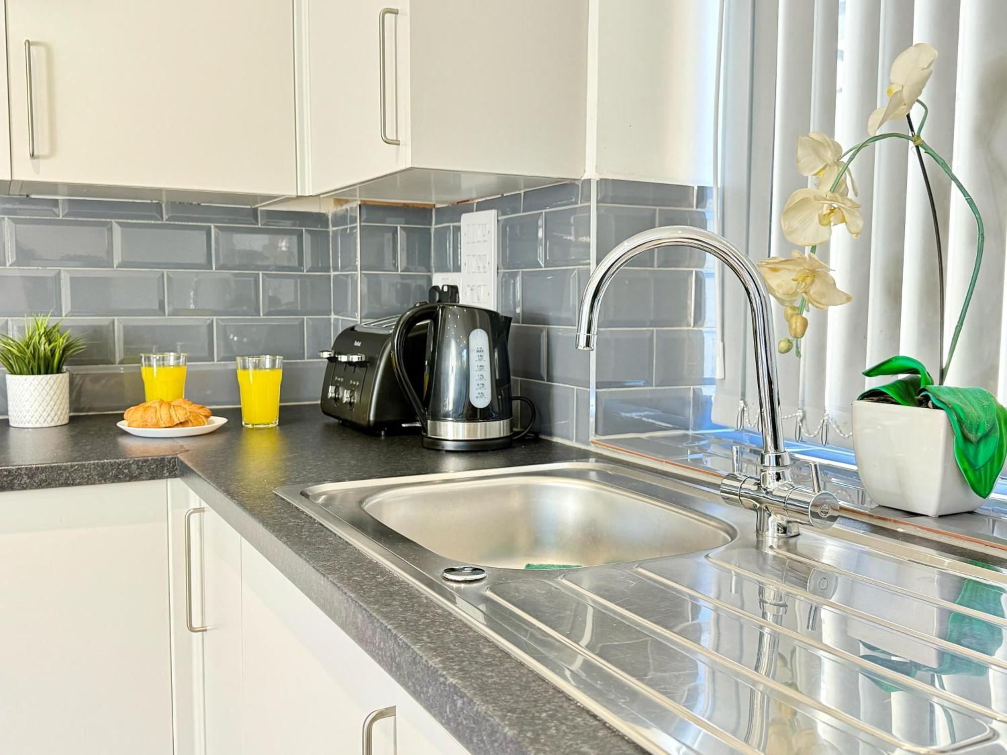 Evergreen Lodge - Two Bed Lux Flat - Parking, Garden, Patio, Wifi, Netflix - Close To Blenheim Palace & Oxford - F3 Kidlington Exterior foto